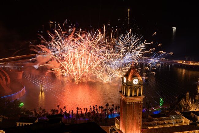 "Symphony of the Sea" brings a feast of light, sound, and fireworks, especially water cakes to Sunset Town