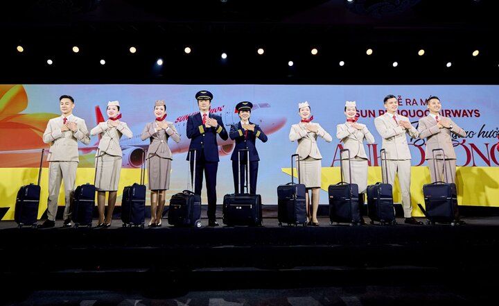 Tối 15/10, tại Ballroom Ascott Tây Hồ (Hà Nội), tập đoàn Sun Group chính thức tổ chức lễ ra mắt hãng hàng không Sun PhuQuoc Airways với chủ đề “Bản giao hưởng Ánh dương”