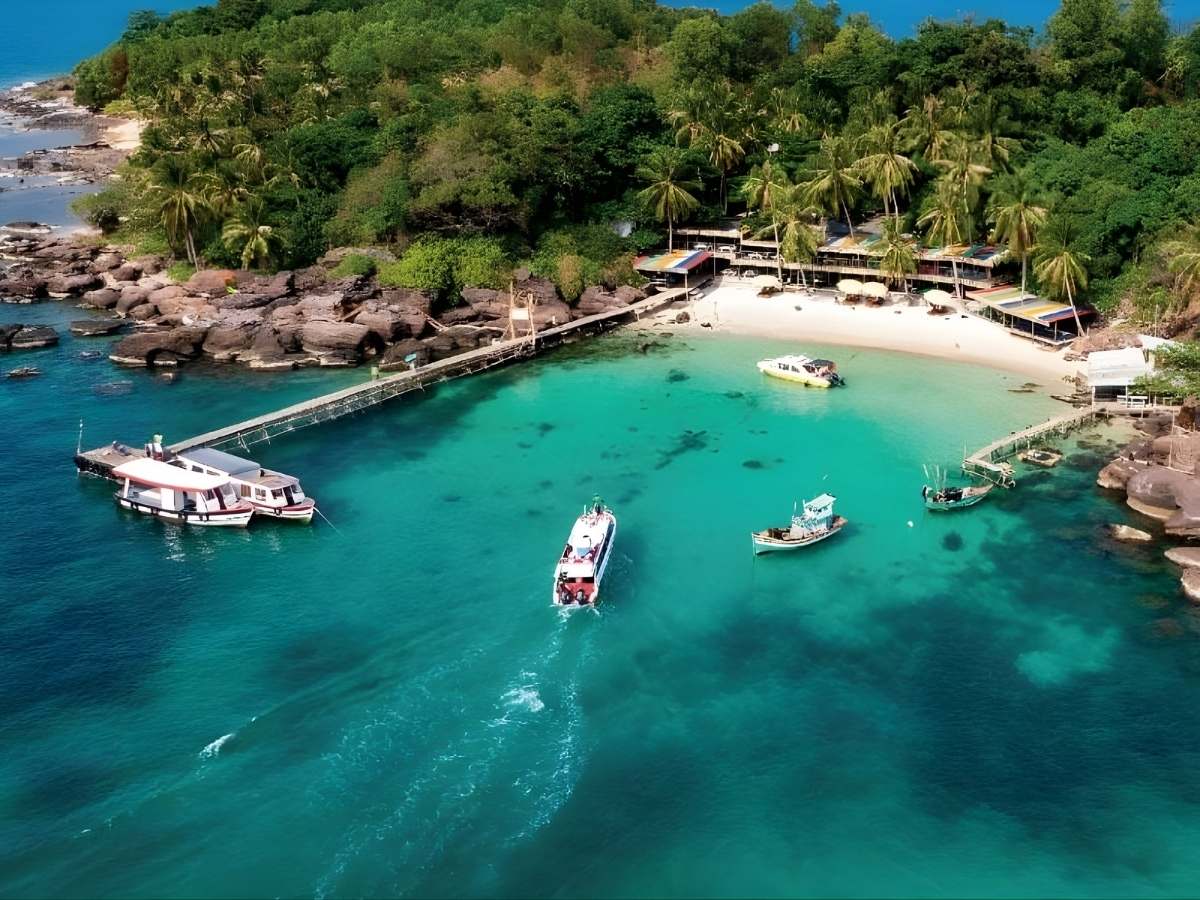 Tour cano Phú Quốc cho phép tham quan nhiều đảo nhỏ trong thời gian ngắn. 