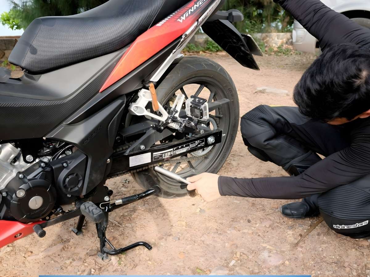 Trước khi nhận xe, nên kiểm tra kỹ lốp, phanh và các bộ phận cơ bản để đảm bảo an toàn khi di chuyển