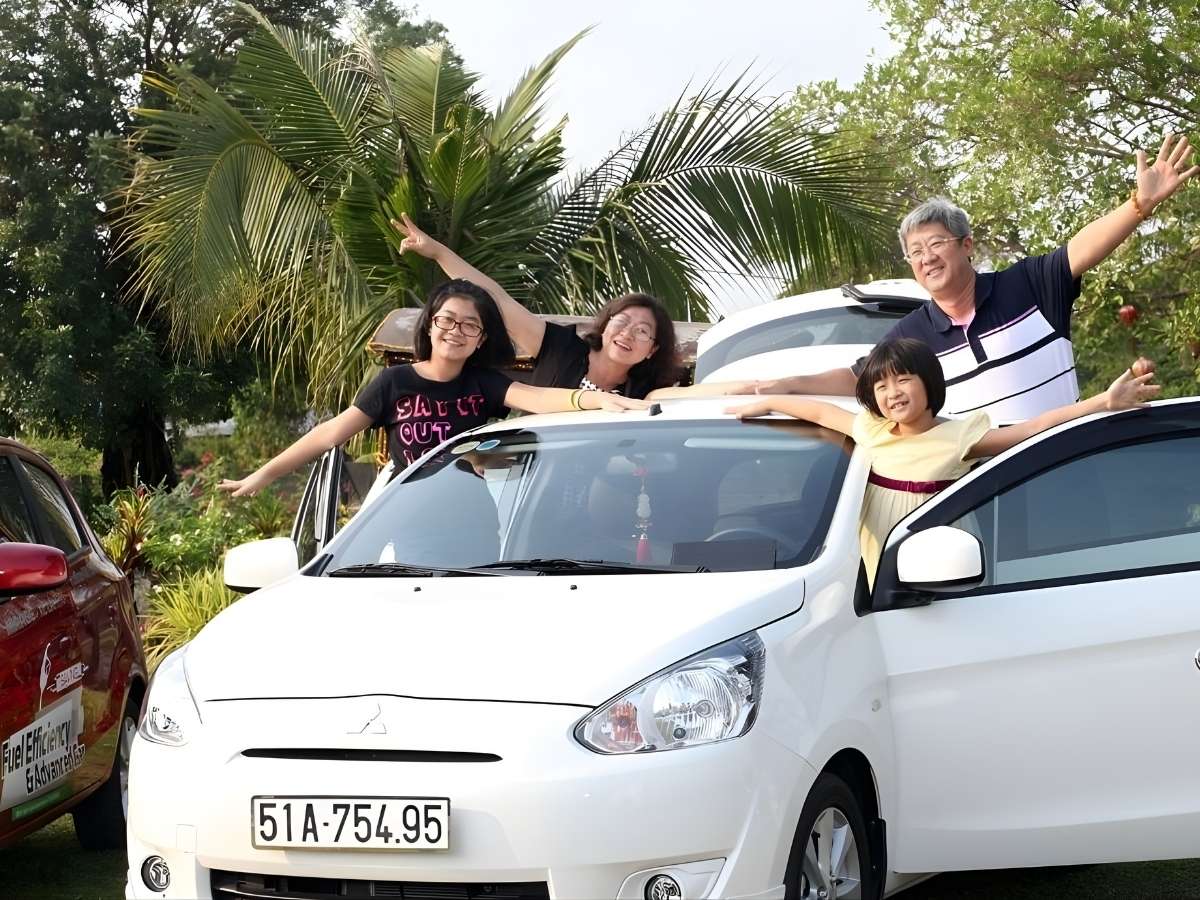 Gia đình du lịch Phú Quốc lựa chọn ô tô tự lái giúp chủ động lịch trình và chi phí.