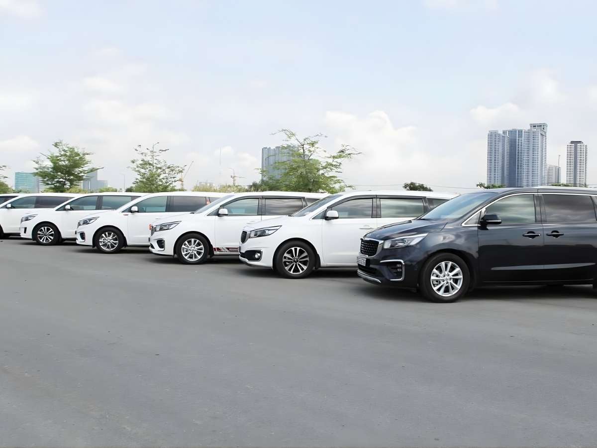 Du khách lựa chọn thuê ô tô tự lái tại Phú Quốc để chủ động lịch trình di chuyển.