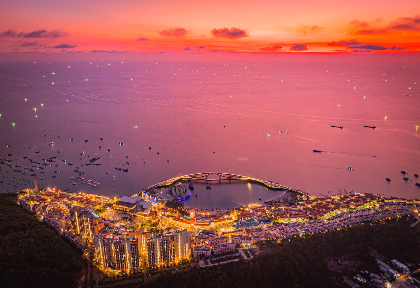 Hoàng hôn “nhuộm” đỏ cả góc trời từ góc nhìn tại Sunset Town