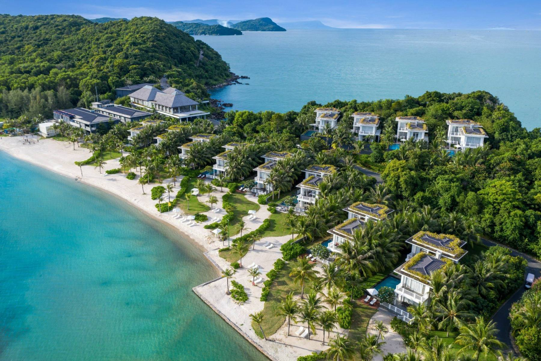 Yếu tố đầu tiên làm nên giá trị của một không gian nghỉ dưỡng riêng tư Phú Quốc chính là vị trí địa lý.