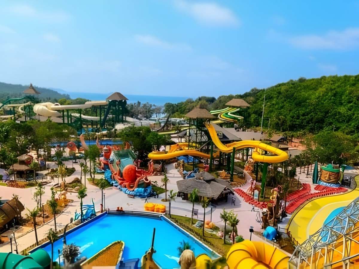 Công viên nước Aquatopia sở hữu nhiều trò chơi dành cho gia đình và nhóm bạn.