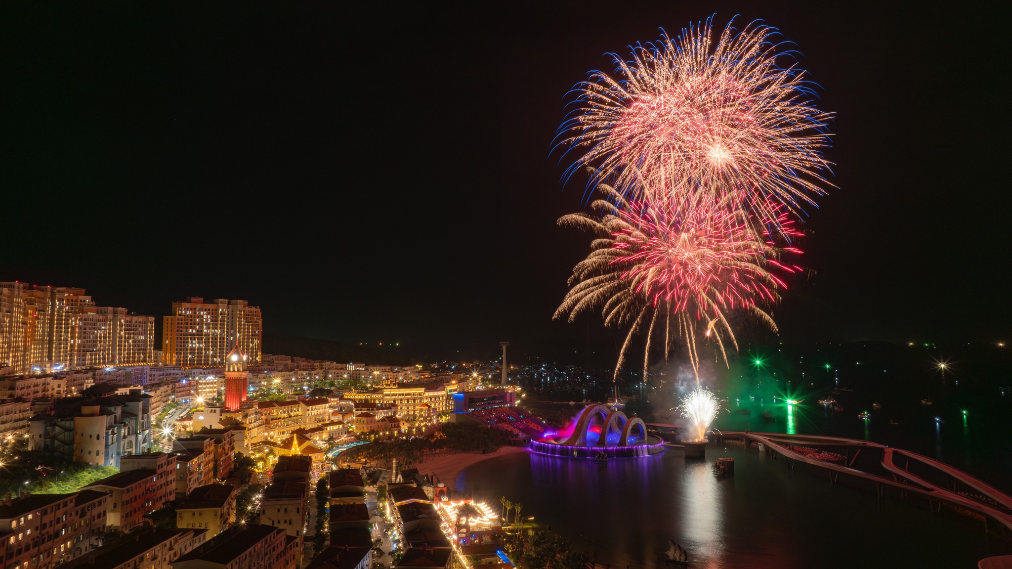 Từ tháng 1/2024, khi show diễn đa phương tiện Nụ hôn của Biển cả – Kiss of the Sea chính thức ra mắt, hoạt động pháo hoa tại Sunset Town đã được tổ chức định kỳ mỗi tối.&nbsp;
