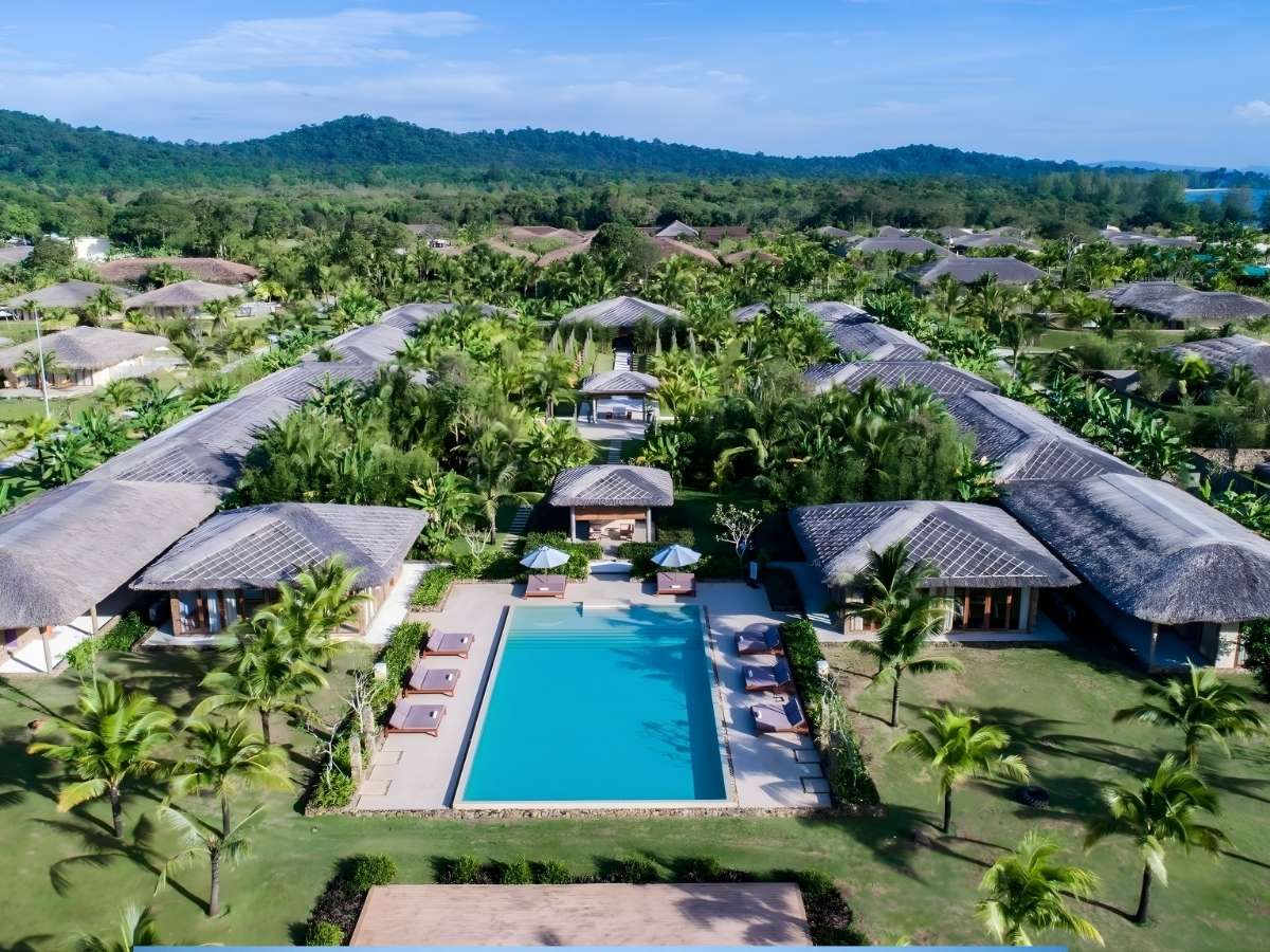 Khu vực Nam đảo Phú Quốc nổi bật với các khu nghỉ dưỡng quy mô lớn, không gian yên tĩnh và tiện ích đồng bộ.