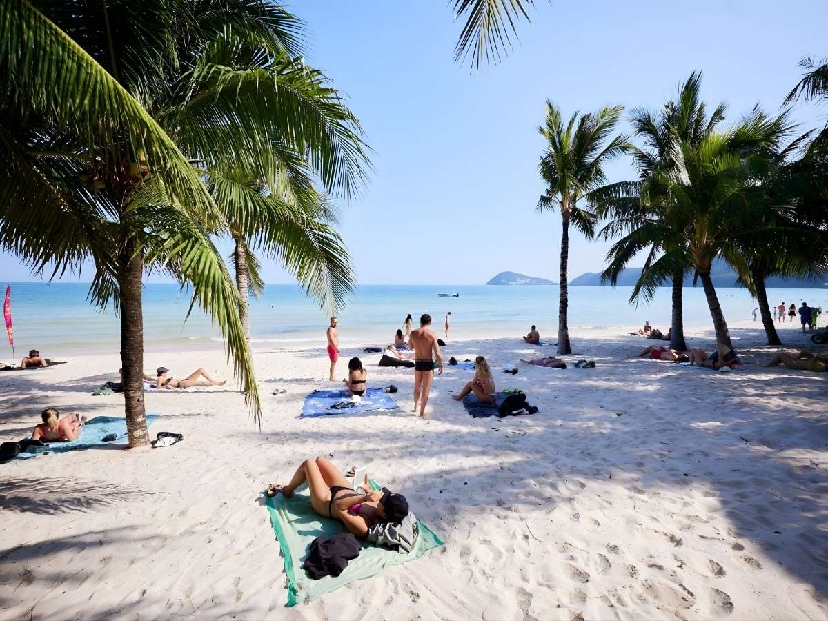 Bãi Kem với không gian rộng, có bãi biển riêng, phù hợp cho kỳ nghỉ yên tĩnh.