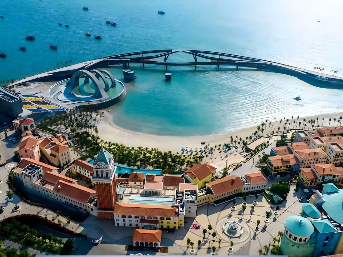 Nam đảo Phú Quốc năm 2026 nổi bật với trung tâm giải trí, kiến trúc ven biển hiện đại. 
