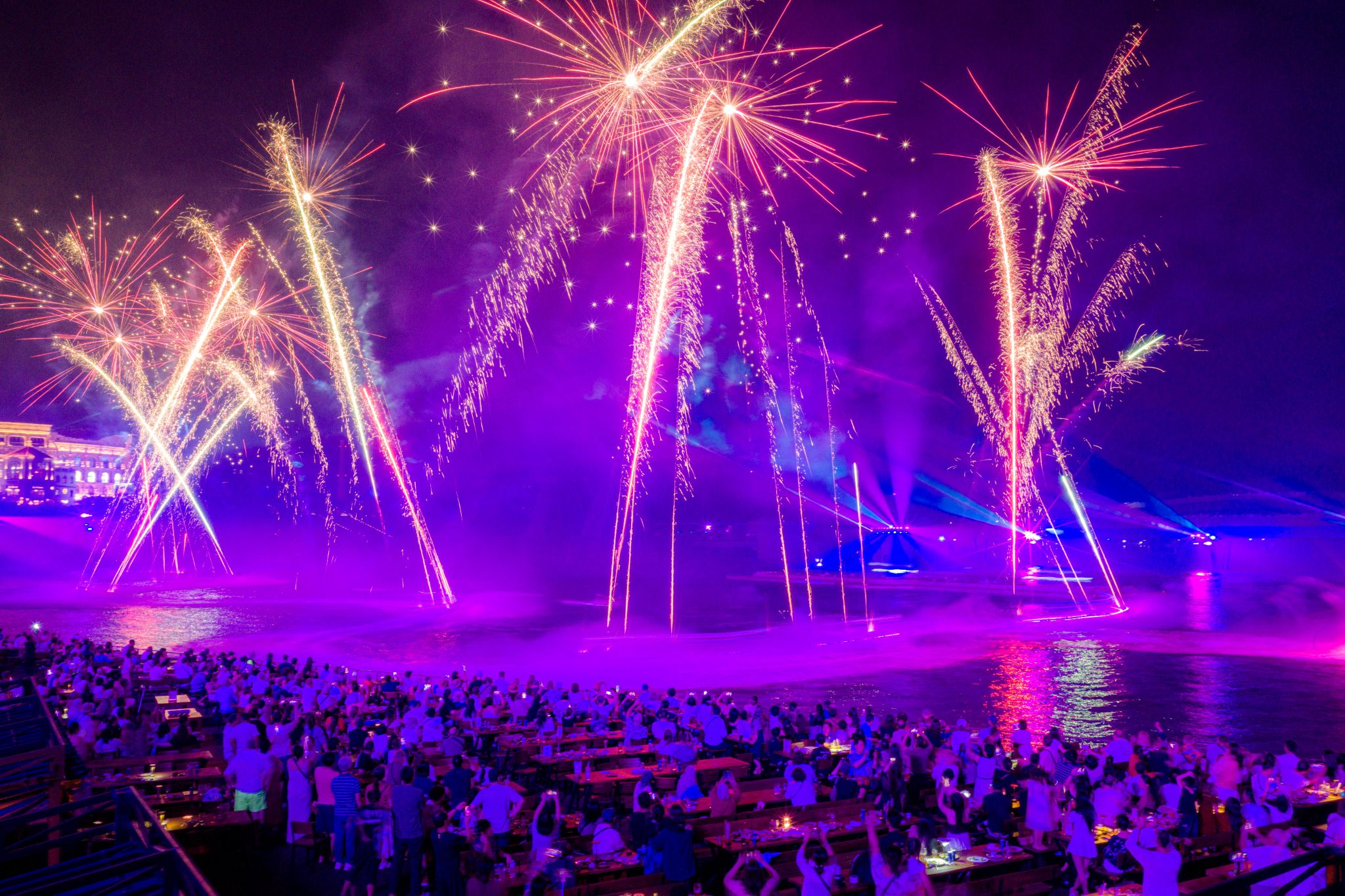 Symphony of the Sea là show pháo hoa nghệ thuật quy mô lớn.