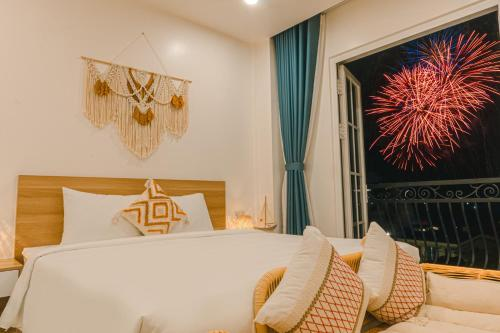 Nhiều phòng tại Rosy Hotel Phu Quoc Sunset Town sở hữu view pháo hoa.&nbsp;