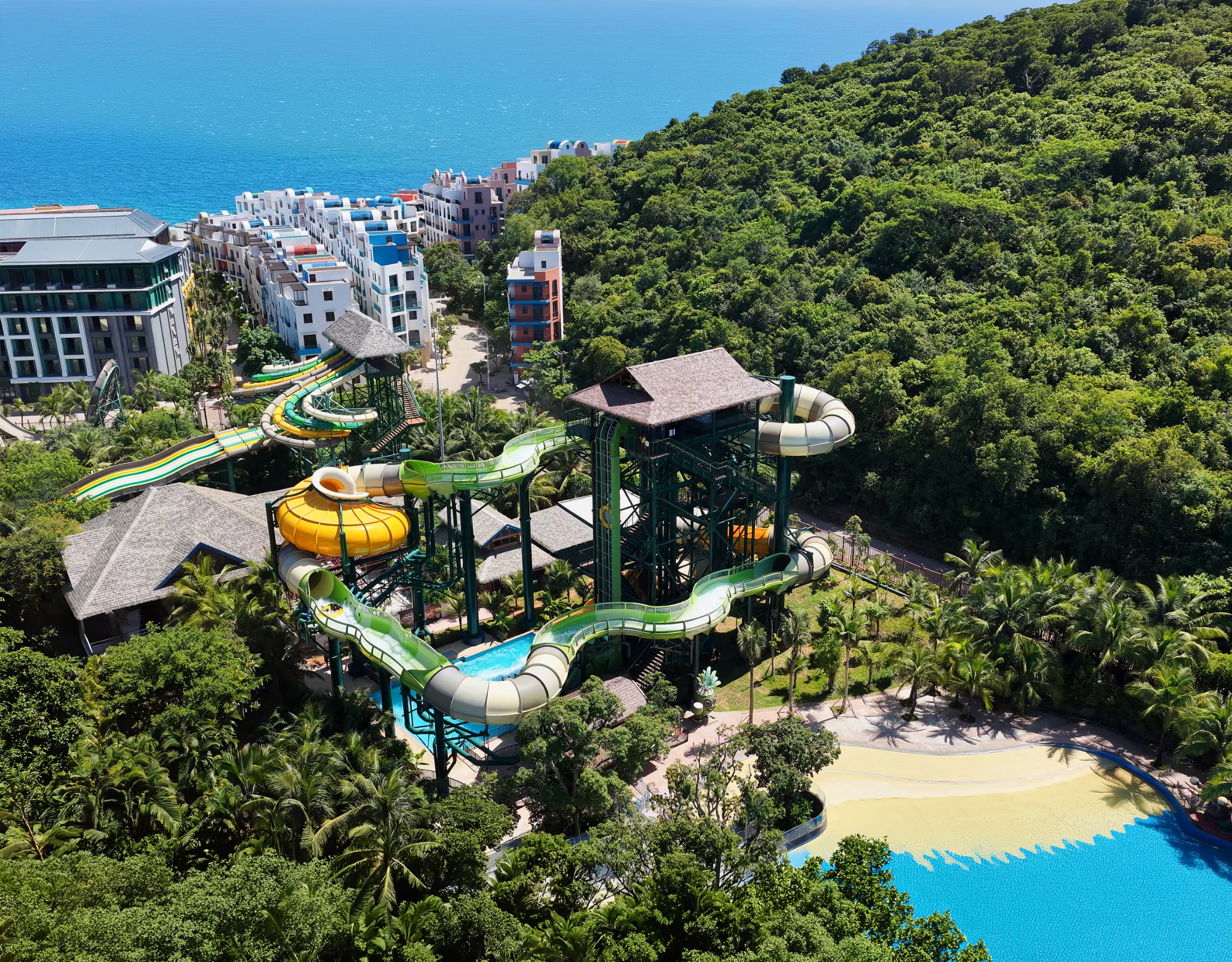 Việc bổ sung làn trượt Lốc Xoáy Nhiệt Đới đưa Sun World Hon Thom đón đầu xu hướng phát triển của ngành vui chơi giải trí quốc tế