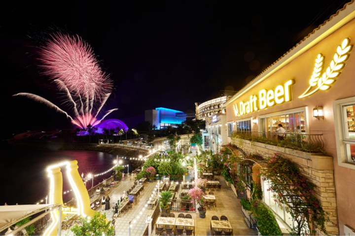Draft Beer Sunset Town là một trong những địa điểm quy mô lớn và linh hoạt nhất để trải nghiệm ăn tối xem pháo hoa Phú Quốc.