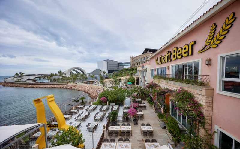 Draft Beer Sunset Town là một trong những địa điểm quy mô lớn để trải nghiệm nhà hàng xem pháo hoa Phú Quốc.
