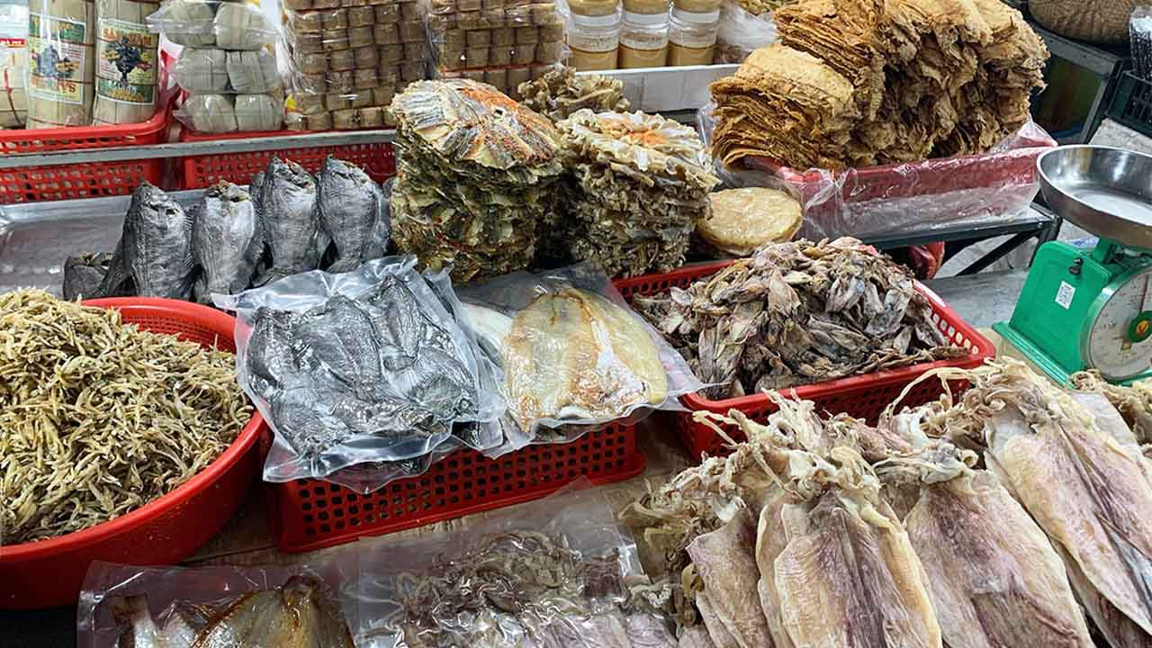 Du khách có thể mua sắm nhiều quà lưu niệm và đặc sản tại chợ đêm Rạch Giá 