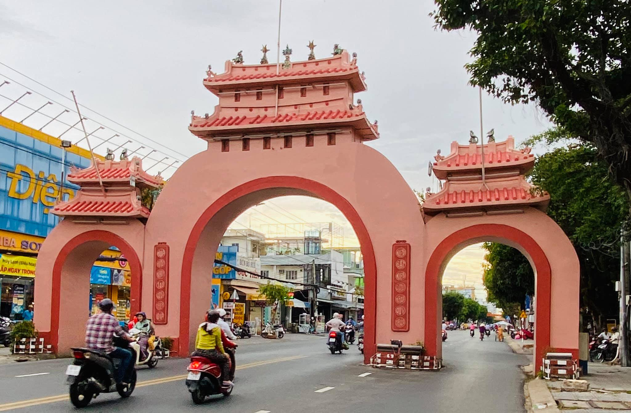 Cổng Tam Quan là một trong những công trình nổi bật của Rạch Giá