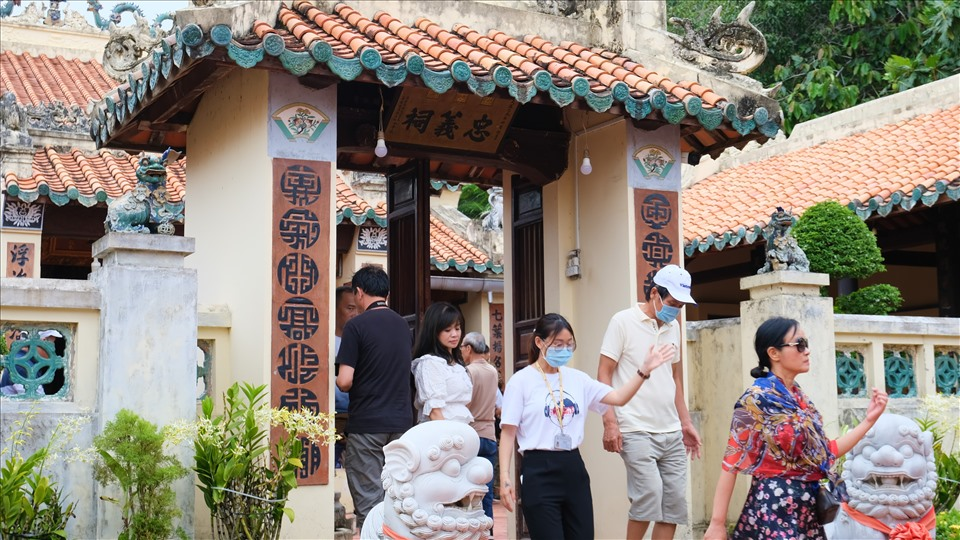 Du khách nên lựa chọn trang phục lịch sự khi ghé đến các điểm tâm linh như Lăng Mạc Cửu 