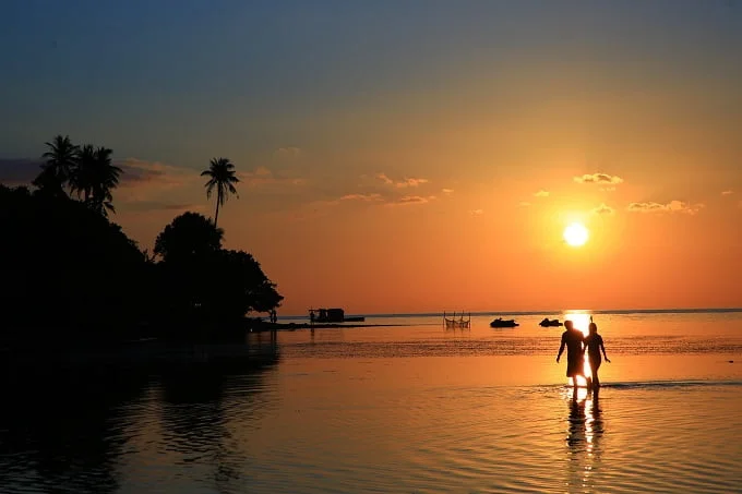 Khung cảnh hoàng hôn đẹp như tranh vẽ tại Ba Hòn Đầm thu hút nhiều du khách ghé thăm