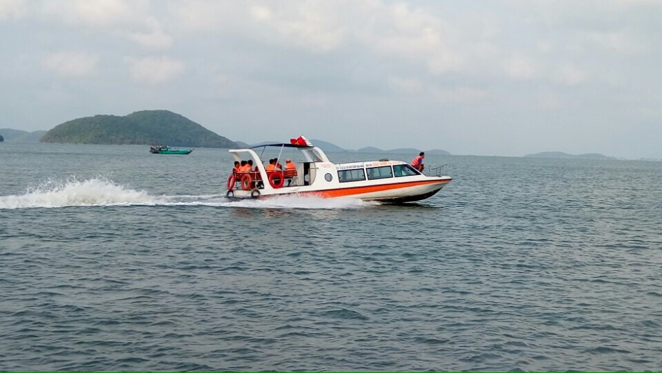 Du khách có thể di chuyển bằng cano từ cảng Ba Hòn để tới Ba Hòn Đầm 