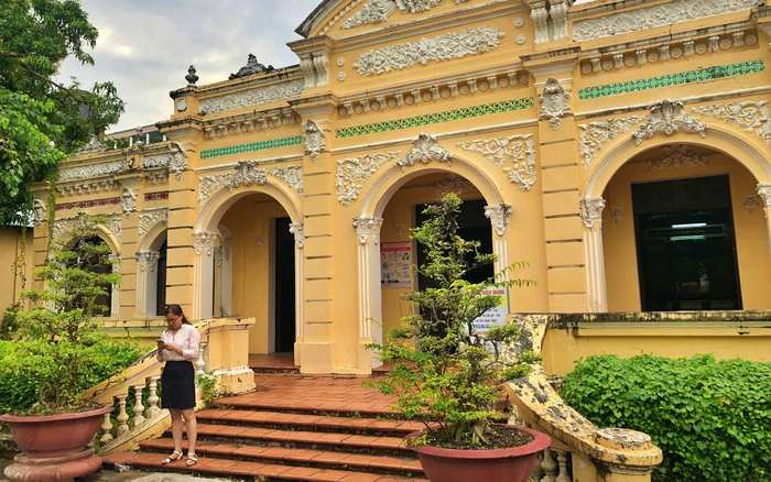 Kiến trúc bên ngoài bảo tàng Kiên Giang có sự giao thoa giữa văn hóa Á - Âu