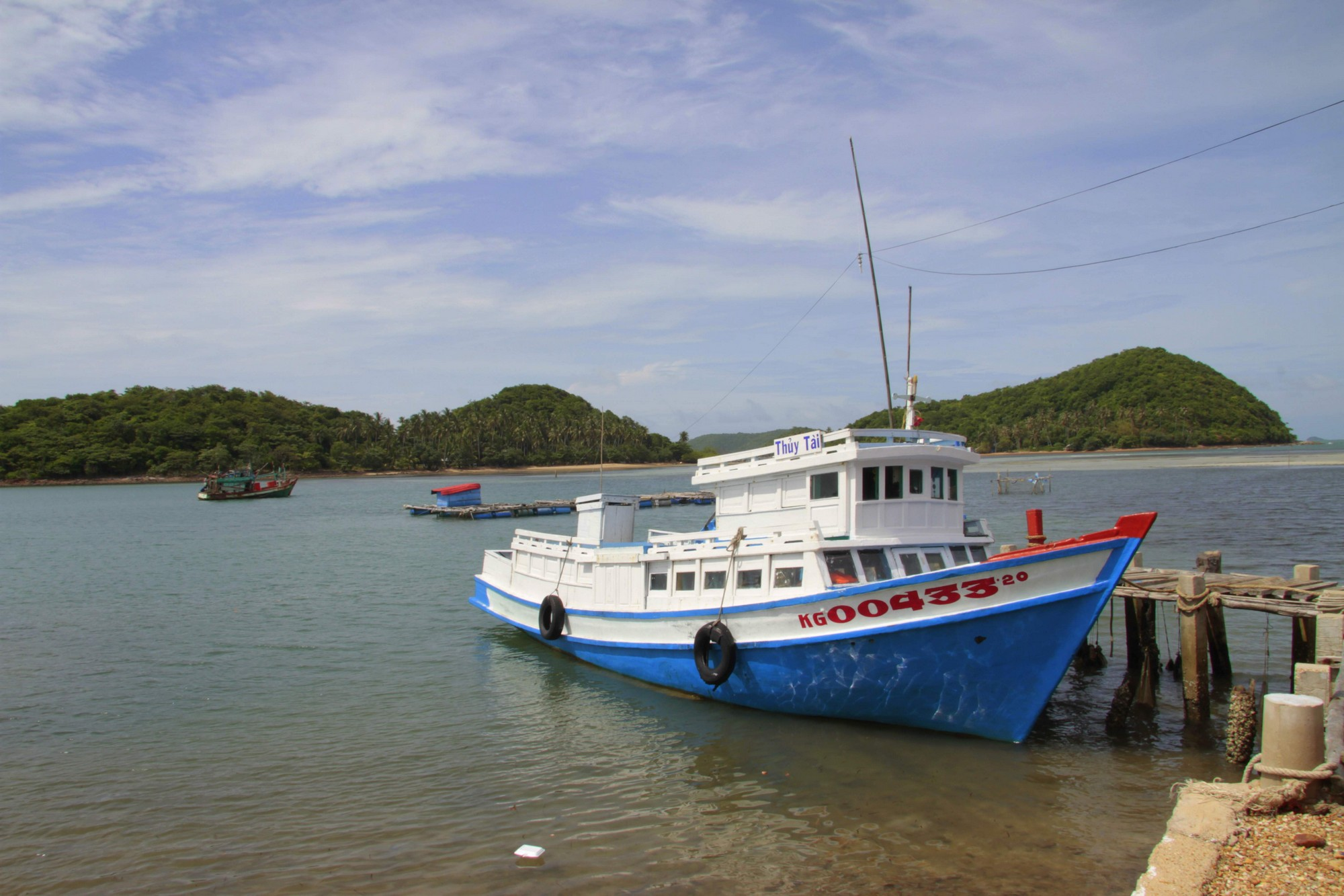 Du khách có thể di chuyển bằng tàu địa phương để di chuyển tới Quần đảo Lụa Bà
