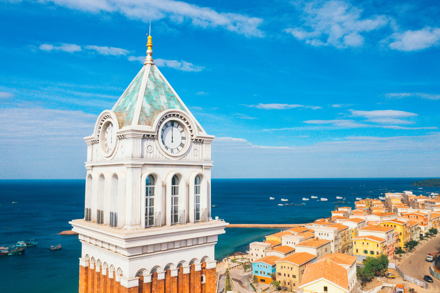 Tháp đồng hồ là một trong những điểm check in nổi tiếng tại Sunset Town
