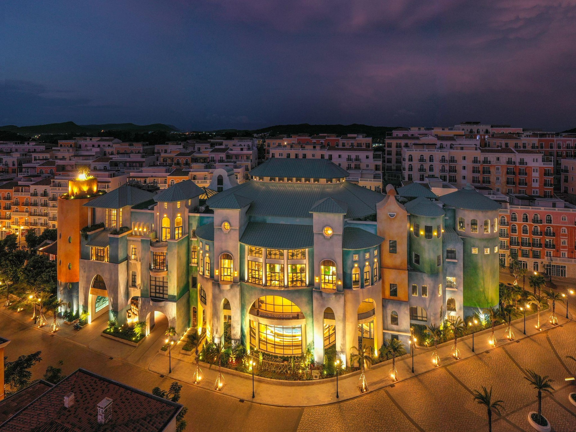 Sun Signature Gallery rực rỡ ánh đèn về đêm