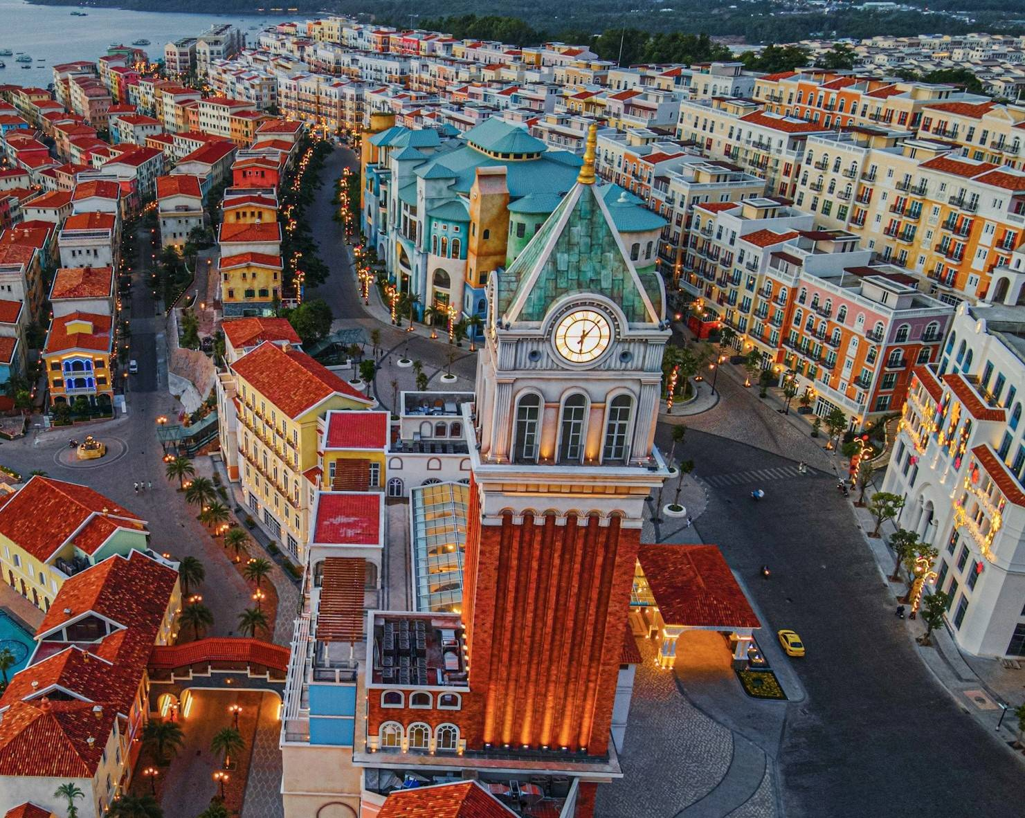 Các công trình kiến trúc đậm chất Địa Trung Hải tại Sunset Town