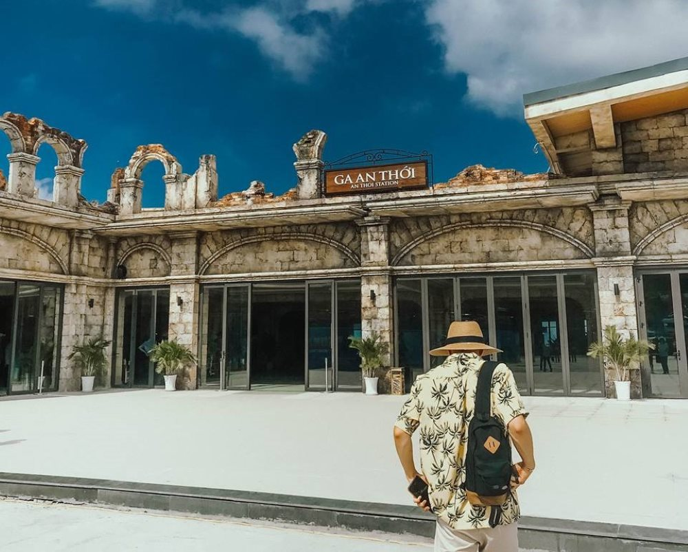 Du khách check in trước cổng Ga An Thới 