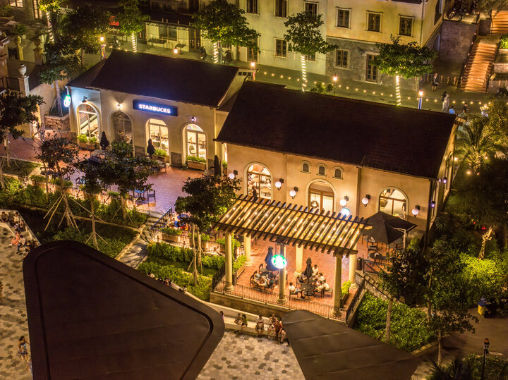 Starbucks tại Thị trấn Hoàng Hôn có tầm nhìn hướng thẳng biển, rất dễ dàng để “săn” hoàng hôn