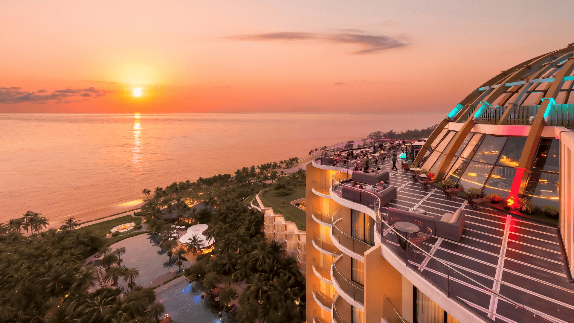 Khung cảnh hoàng hôn ngắm nhìn từ quầy bar rooftop INK 360 