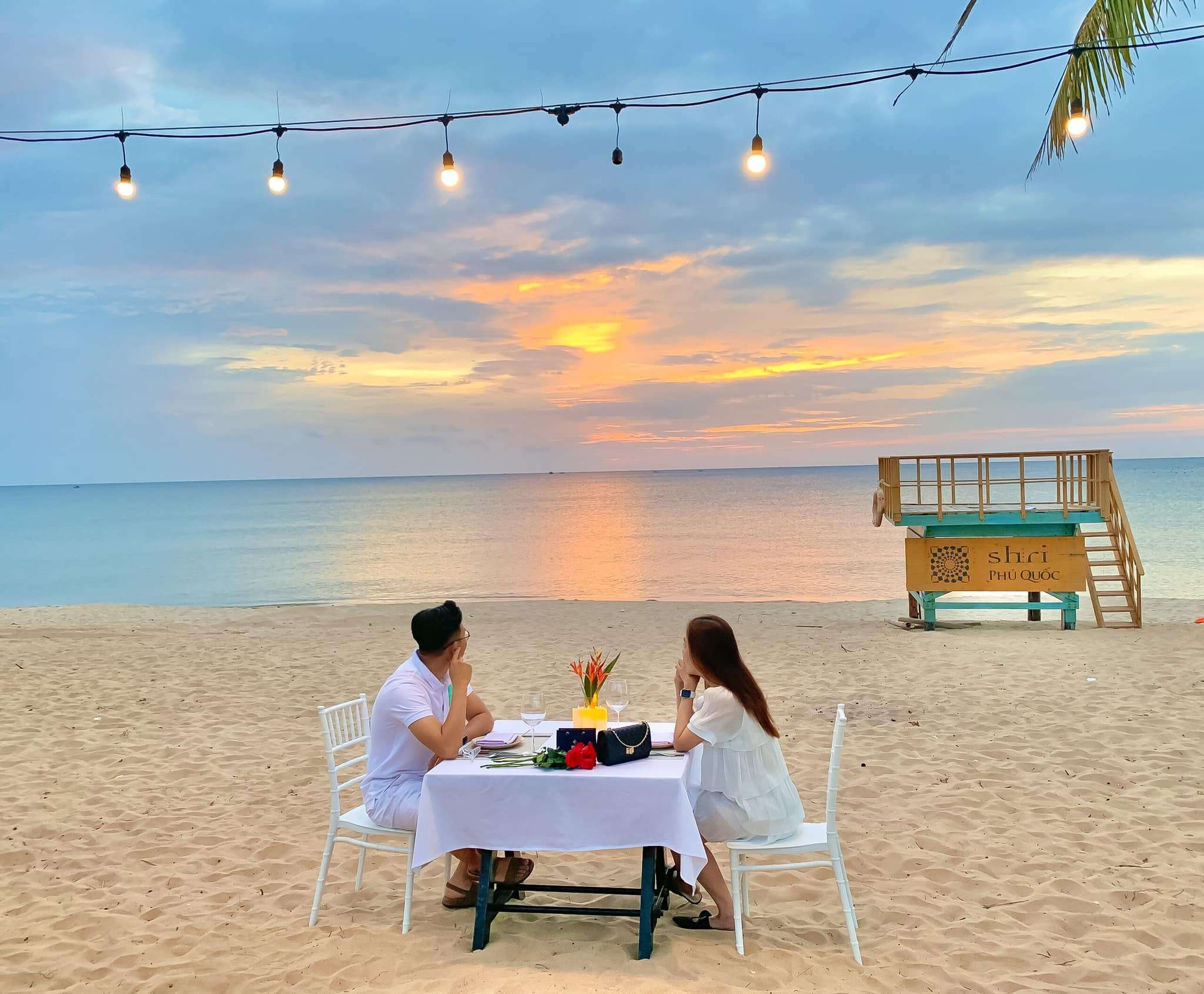 Khung cảnh bữa tối lãng mạn dưới ánh hoàng hôn Phú Quốc