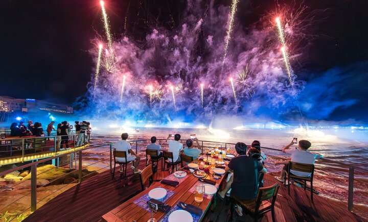 Du khách chiêm ngưỡng pháo hoa Symphony of the Sea từ nhà hàng Sun Bavaria GastroPub 