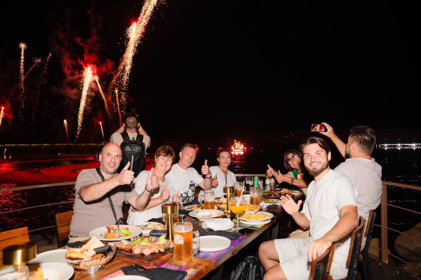Khung cảnh náo nhiệt tại Sun Bavaria GastroPub sôi động về đêm 
