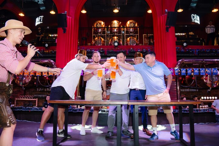 Du khách nước ngoài thích thú trải nghiệm bia tươi thủ công Sun KraftBeer