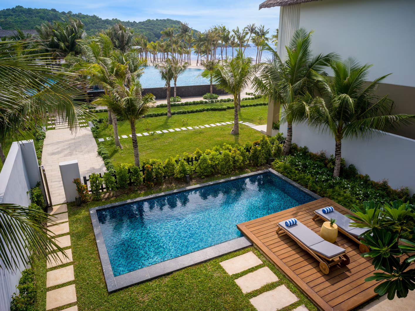 Không gian vườn xanh mát tại Ocean Pool Villa 