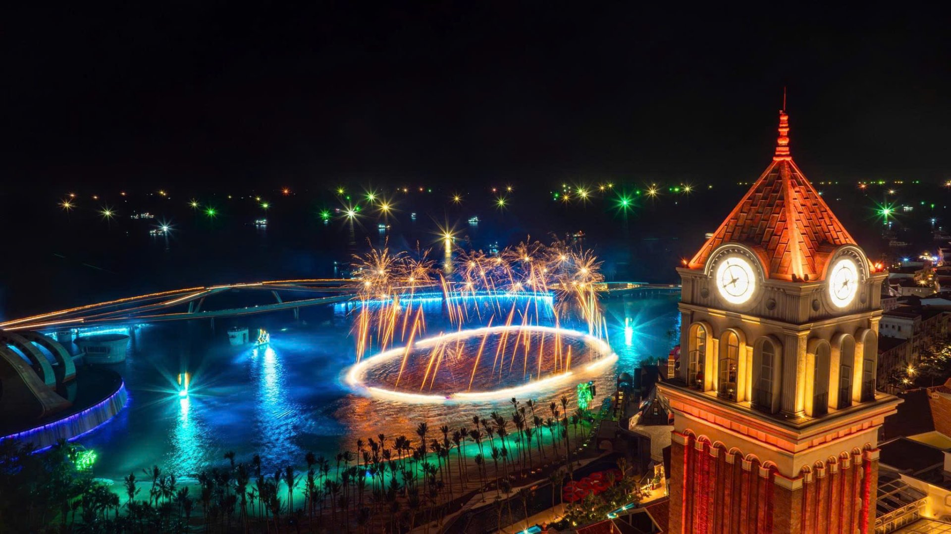 Những màn pháo hoa rực rỡ tô điểm bầu trời đêm tại Sunset Town