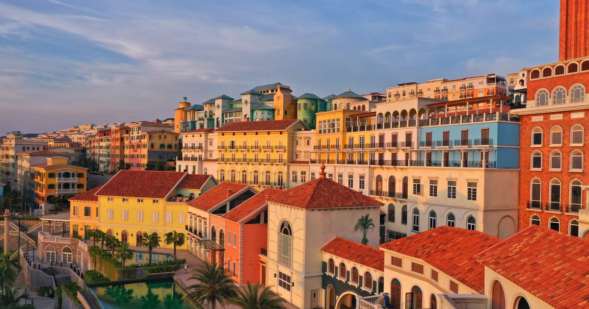 Chiều muộn là thời gian lý tưởng để du khách bắt đầu hành trình khám phá Sunset Town