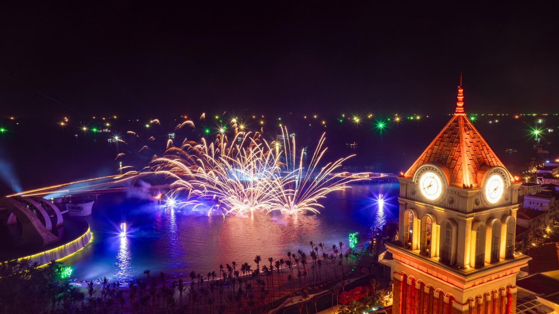 Show diễn Symphony of the Sea với những màn pháo hoa tô điểm bầu trời đêm Nam đảo