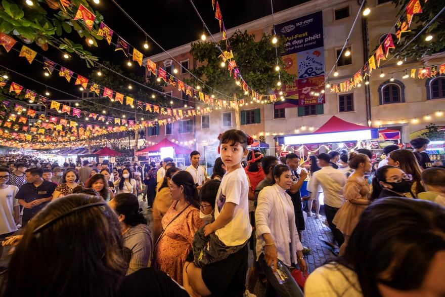 Chợ đêm Vui Phết là địa điểm không thể bỏ lỡ khi ghé Sunset Town vào buổi tối