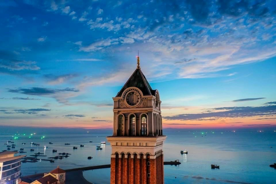 Tháp đồng hồ là một trong những điểm check in “triệu view” tại Sunset Town