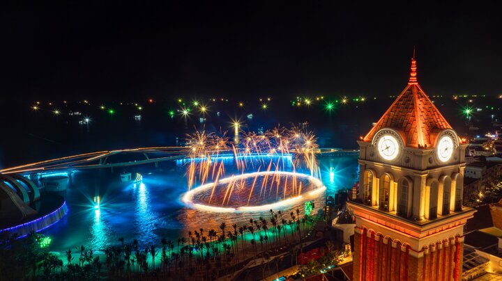 Những màn pháo hoa rực rỡ tại show Symphony of the Sea thu hút nhiều du khách ghé thăm Sunset Town