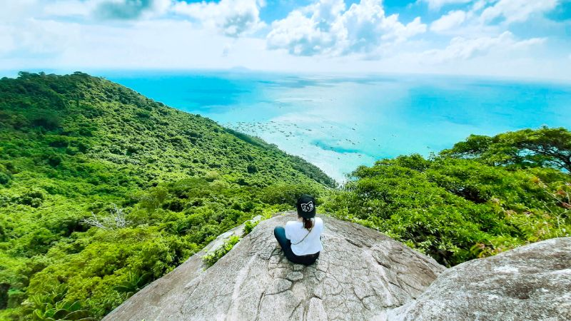Du khách có cơ hội chiêm ngưỡng toàn cảnh biển đảo Hòn Sơn từ trên đỉnh