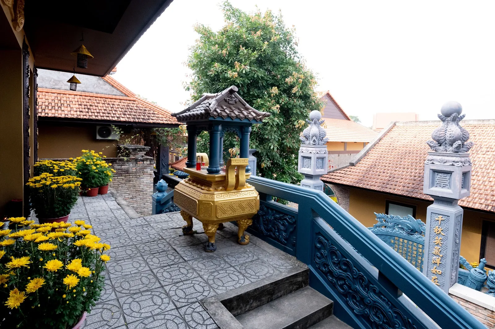 Sáng sớm hoặc chiều muộn là thời điểm thích hợp để đi lễ chùa Phù Dung