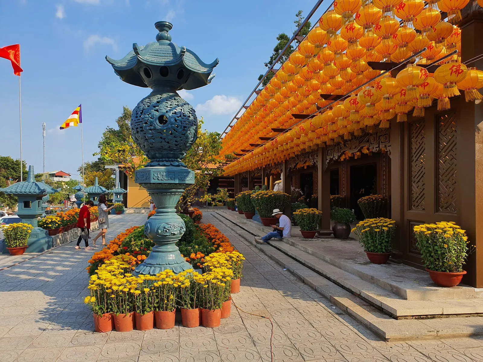 Không gian thanh tịnh tại chùa Phù Dung thu hút nhiều du khách và người dân ghé thăm