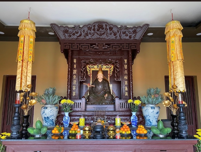 Không gian thờ tự bên trong Chùa Phù Dung