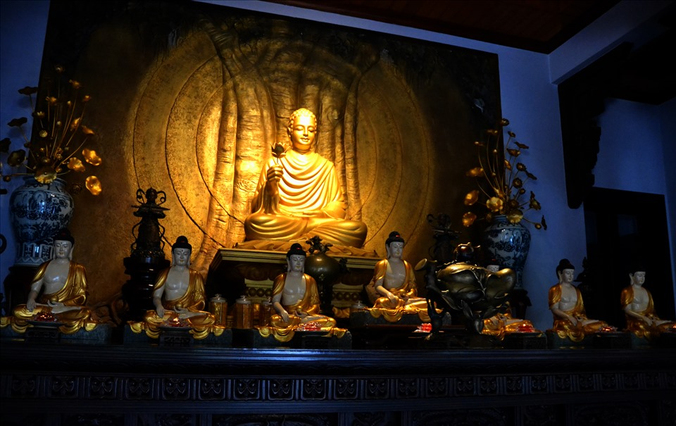 Không gian thờ tự bên trong Chùa Phật Đà