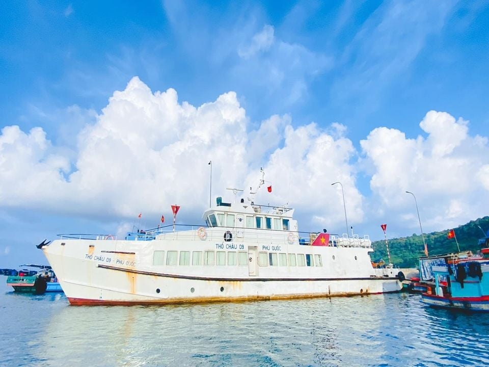 Du khách di chuyển tới Quần đảo Thổ Chu bằng tàu với thời gian khoảng 10 tiếng đến 12 tiếng