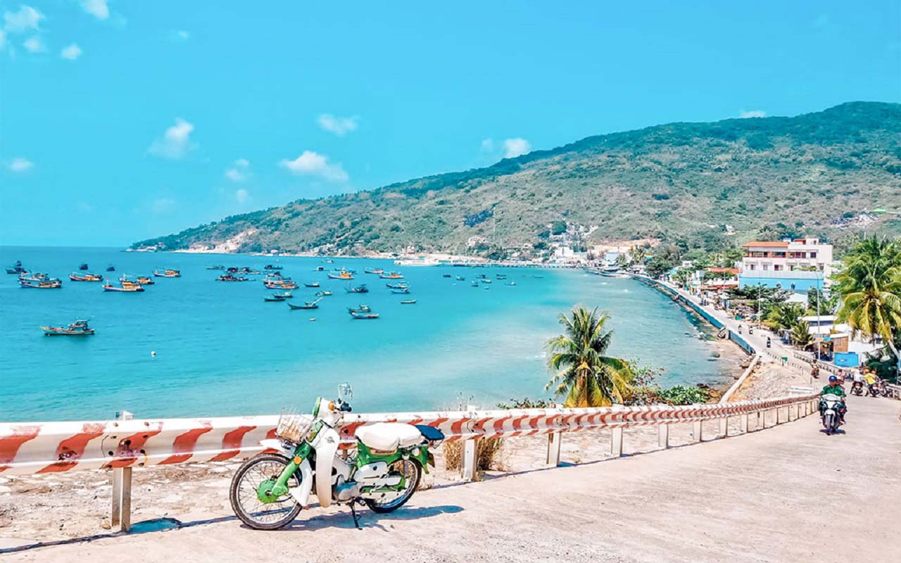 Du khách có thể lựa chọn tàu cao tốc để di chuyển tới Hòn Sơn