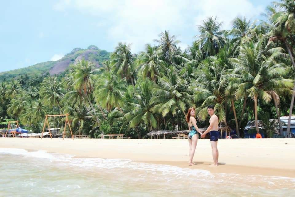 Du khách check in lãng mạn tại bãi biển Bãi Bàng